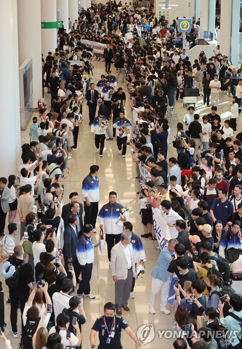 8月13日，在仁川机场，巴黎奥运韩国军团凯旋而归。 韩联社