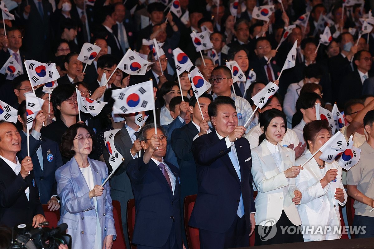 8月15日，在首尔世宗文化会馆，韩国总统尹锡悦（第一排右四）和夫人金建希（第一排右三）出席光复79周年庆祝仪式。 韩联社/总统室通讯摄影记者团