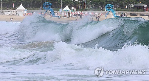 釜山海岸掀巨浪