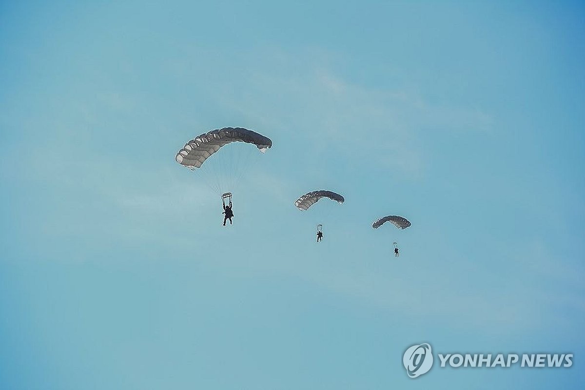 韩美海军和海军陆战队9月2日表示，从8月26日至9月7日在庆尚北道浦项市一带实施代号为"双龙"的联合登陆演习。图为空中突击演习现场。 韩联社/韩国海军陆战队司令部供图（图片严禁转载复制）