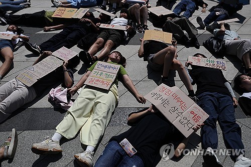 拟死示威吁关注气候危机