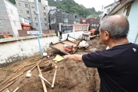 [르포] "맨홀 뚜껑이 뻥 하고 날아왔다"…추석 앞두고 폭우 강타한 울릉