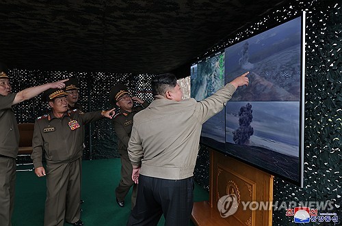 金正恩观摩新型战术导弹试射