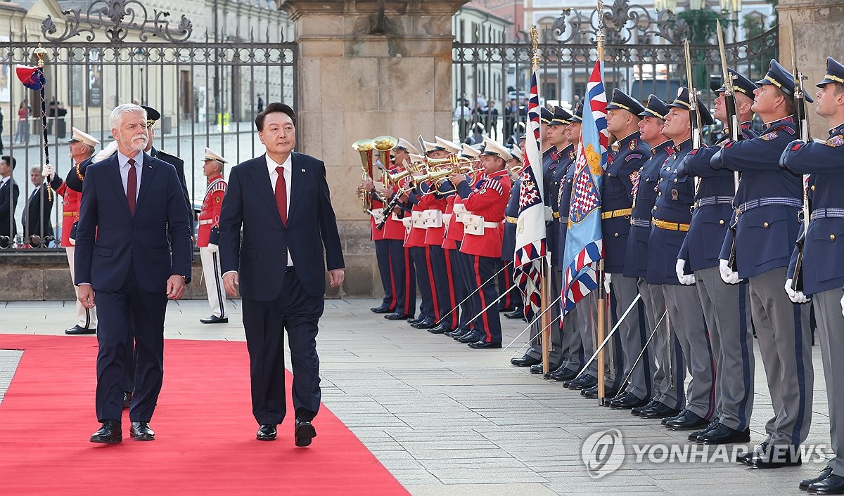 当地时间9月19日，在捷克布拉格城堡第一广场举行的欢迎仪式上，韩国总统尹锡悦（右）与捷克总统彼得·帕维尔检阅仪仗队。 韩联社