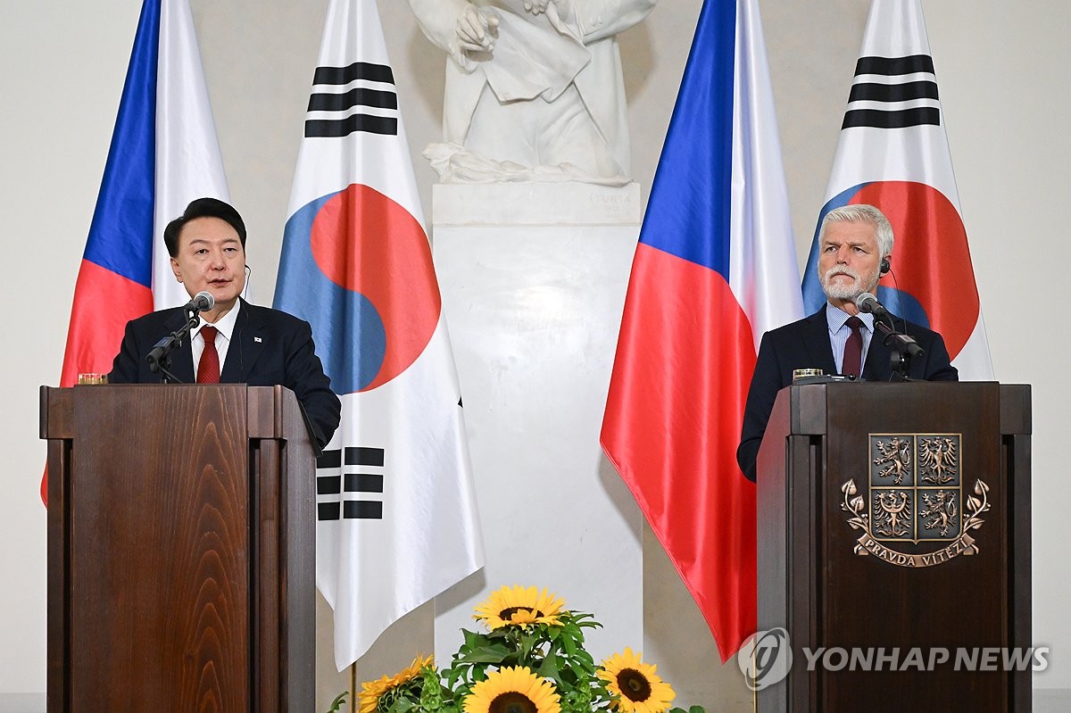 资料图片：当地时间9月19日，在捷克布拉格城堡，韩国总统尹锡悦（左）同捷克总统彼得·帕维尔共同会见记者并发言。 韩联社/联合采访团