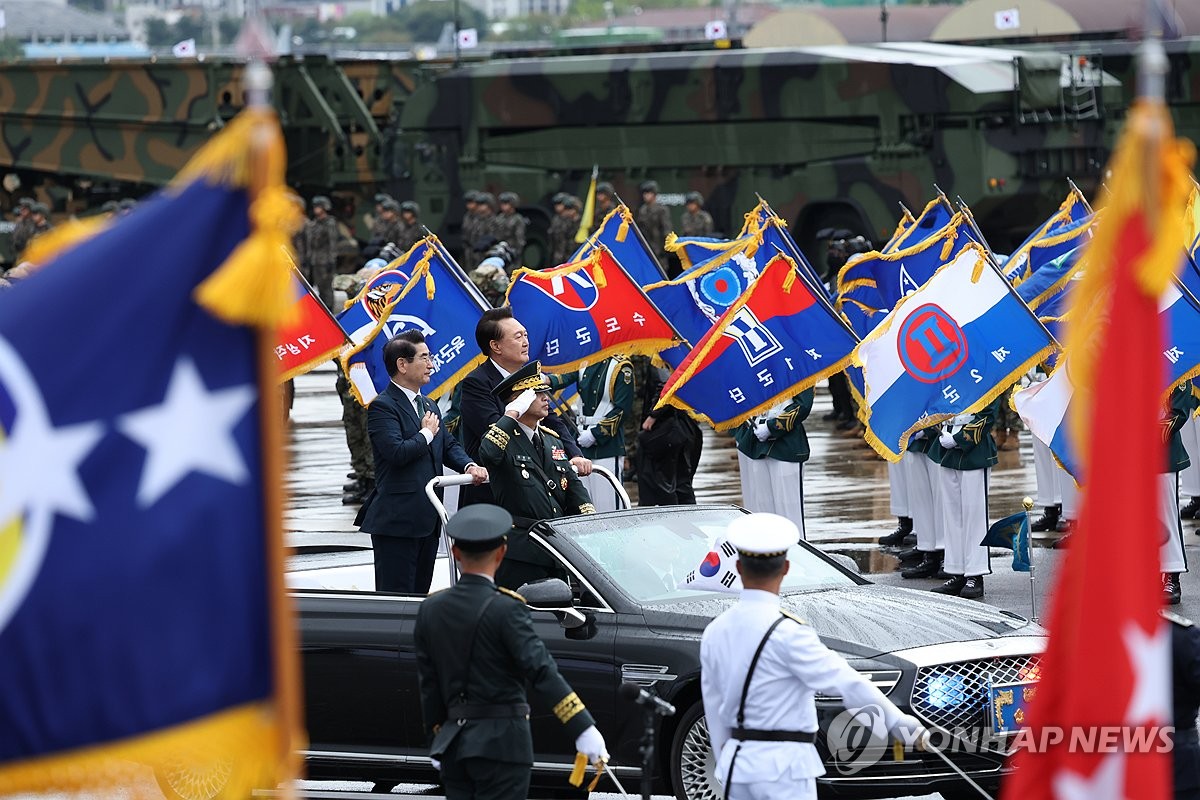 10月1日，在京畿道城南首尔机场，韩国建军76周年纪念仪式举行。图为尹锡悦（右）和国防部长官金龙显检阅仪仗队。 韩联社/总统室通讯摄影记者团