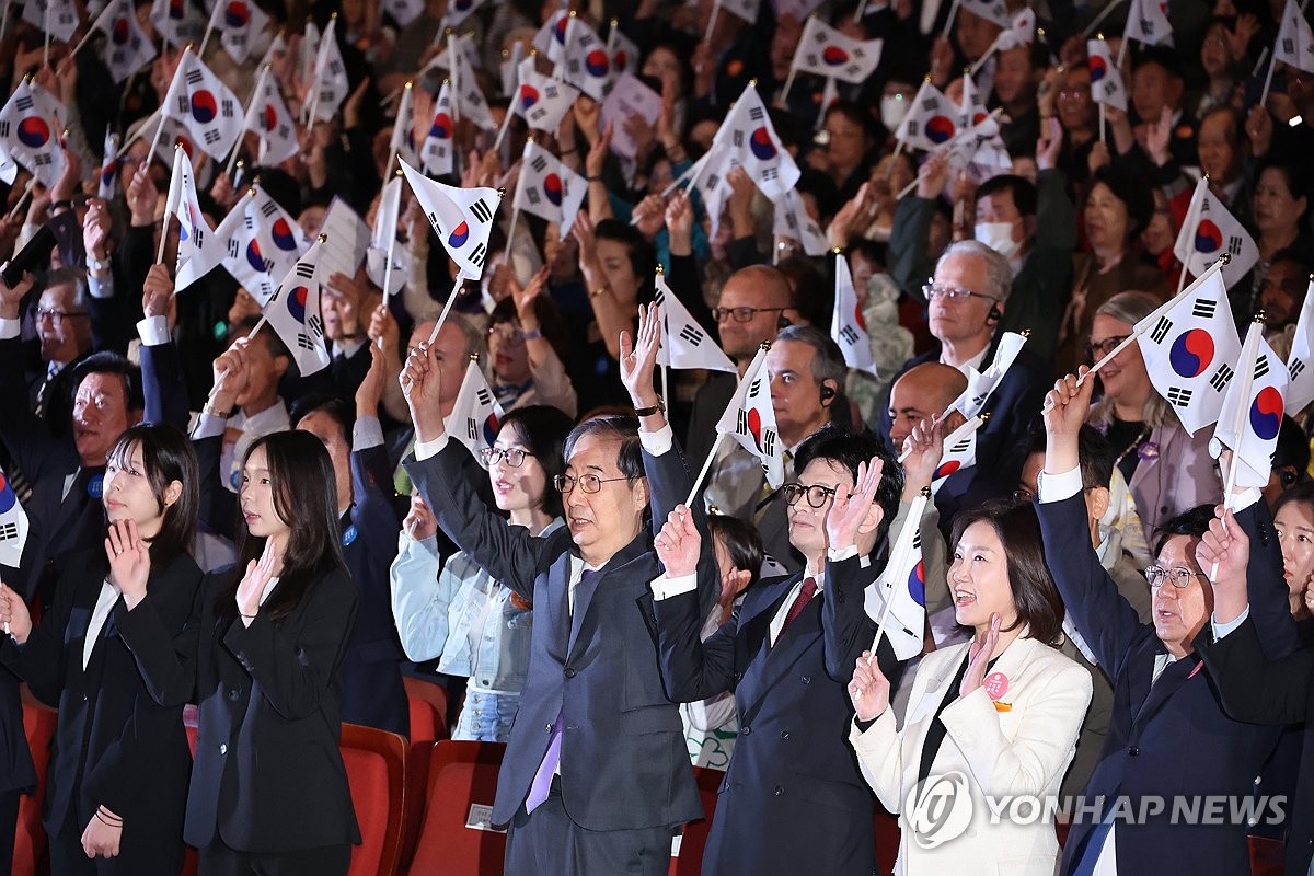 10月3日，在首尔钟路区的世宗文化会馆大剧场举行的韩国“开天节”4356周年庆祝仪式上，韩国国务总理韩悳洙（前排右四）、执政党国民力量党首韩东勋（前排右三）等人士三呼万岁。 韩联社