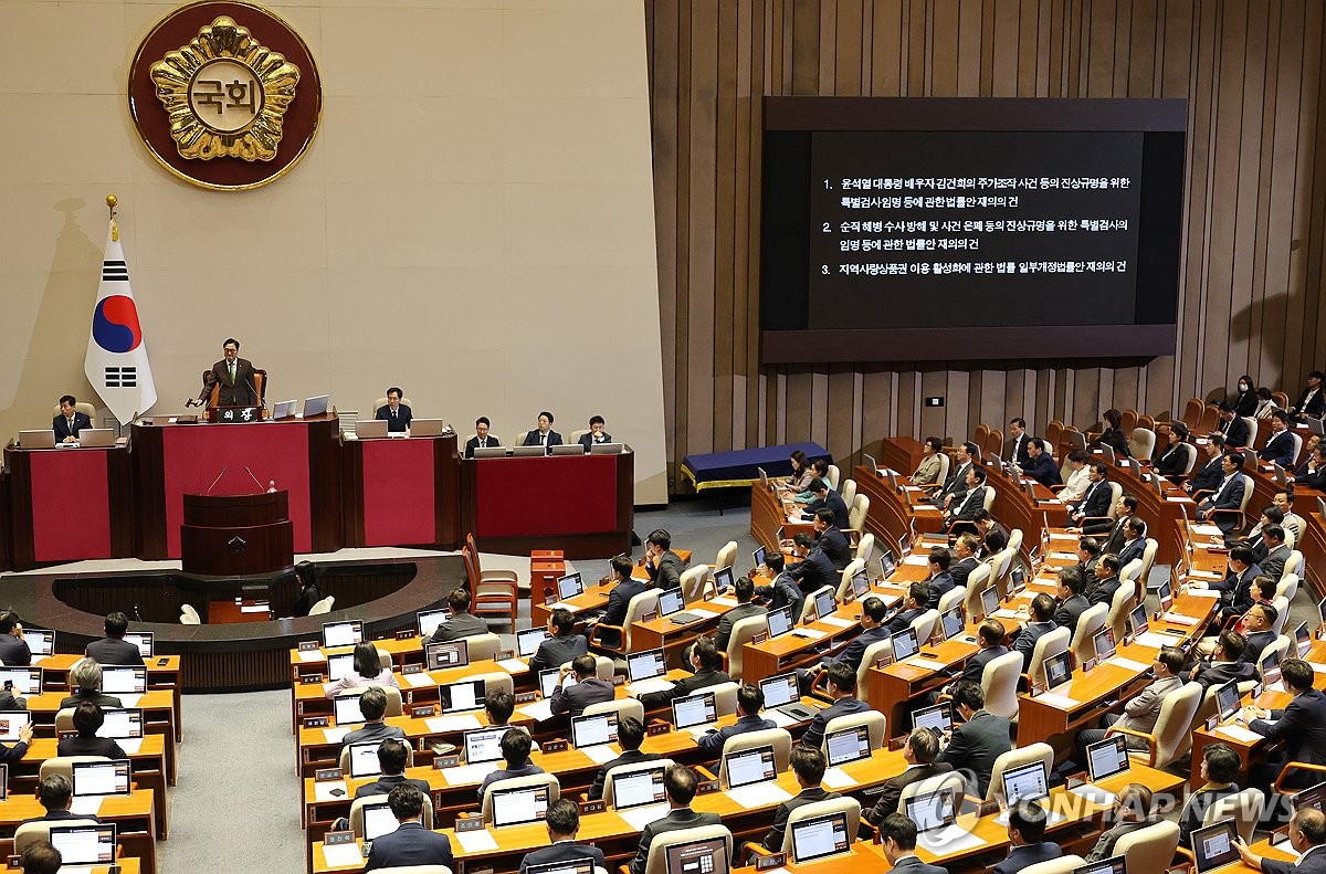 10月4日，韩国国会召开全体会议，就日前被总统尹锡悦否决的《金建希独检法案》《蔡上等兵独检法案》和《地区货币法》再次进行表决。三项法案均未获得通过后自动作废。图为投票现场。 韩联社