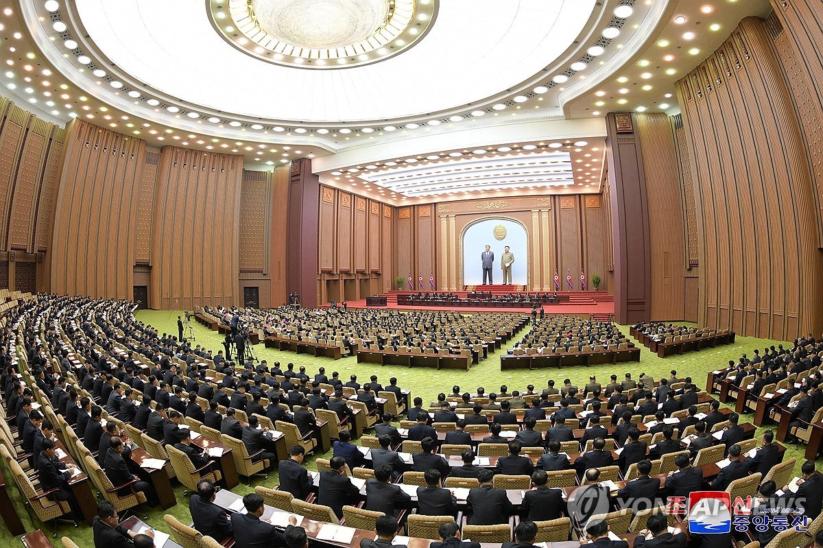 资料图片：10月7日至8日，在平壤万寿台议事堂，朝鲜第十四届最高人民会议第十一次会议召开。 韩联社/朝中社（图片仅限韩国国内使用，严禁转载复制）