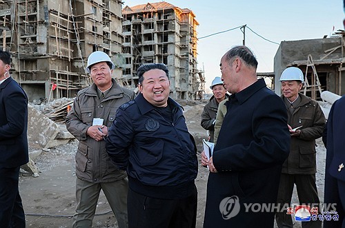 金正恩视察洪灾重建现场