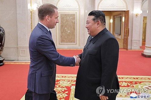 金正恩会见俄政府代表团团长科兹洛夫