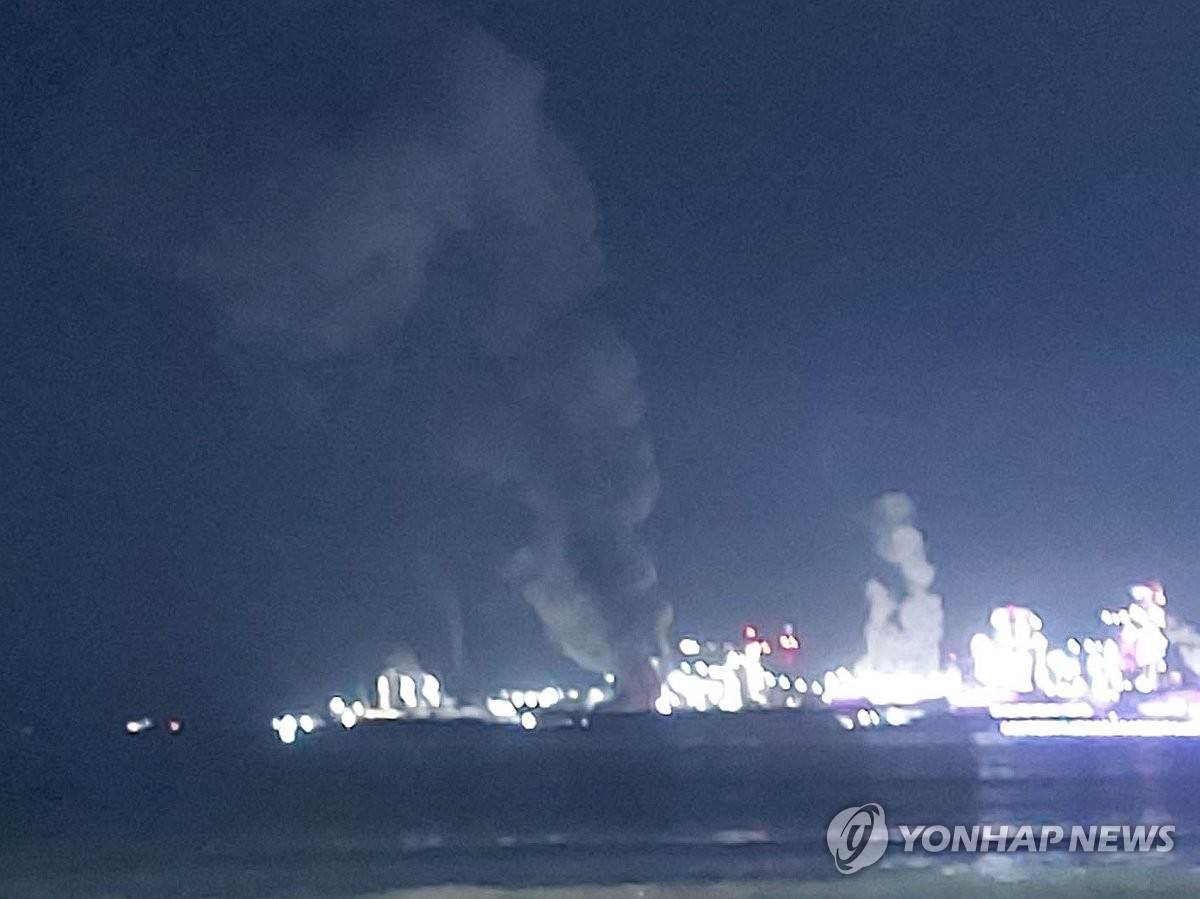 11月24日晚，在位于庆南道浦项市的浦项制铁钢厂铁水厂发生火灾。 韩联社/读者供图（图片严禁转载复制）