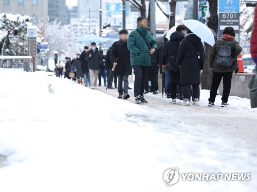 韩暴雪持续两天 首都圈多地积雪超40厘米