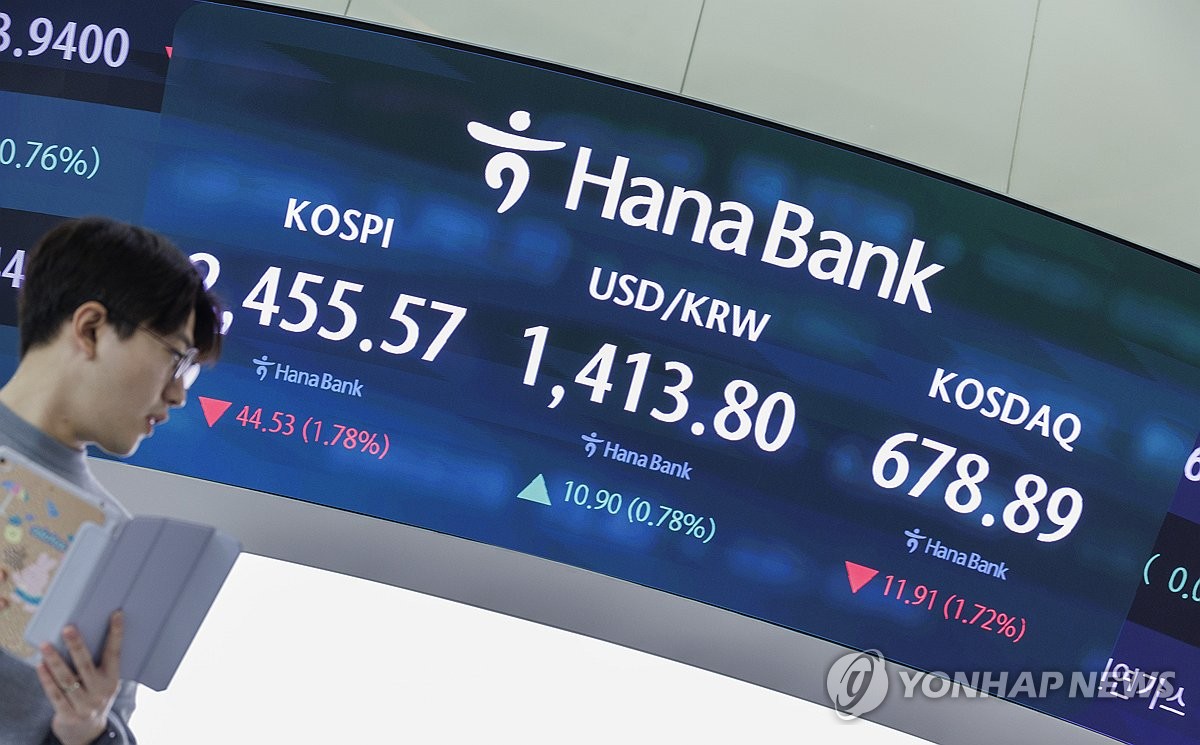 资料图片：韩亚银行交易大厅显示屏 韩联社