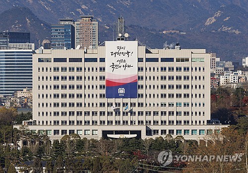 (LEAD) S. Korea considering sending personnel to bring Koreans awaiting return home from Cambodia: FM