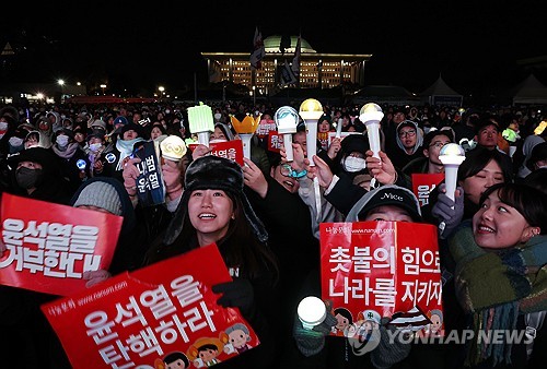 (News Focus) K-pop light sticks become new symbols of resistance in defiance of martial law