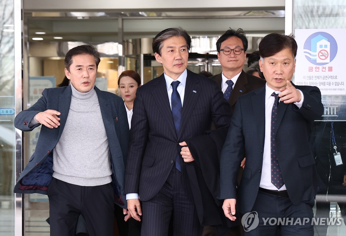 曹国获刑离开国会 韩联社