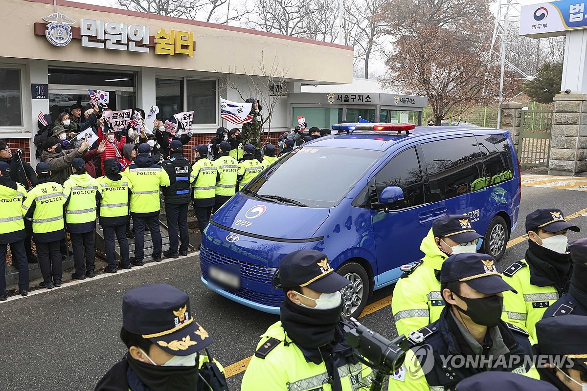 1月21日，在京畿道义王市的首尔看守所，韩国总统尹锡悦所乘坐的法务部车辆在总统警卫处的护送下驶向宪法法院。当天尹锡悦前往宪院出席弹劾案庭审。 韩联社/联合采访团