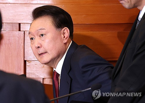 尹锡悦在弹劾案庭审中似承认戒严布告令违法