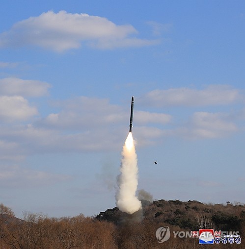 朝鲜昨试射战略巡航导弹 金正恩观摩