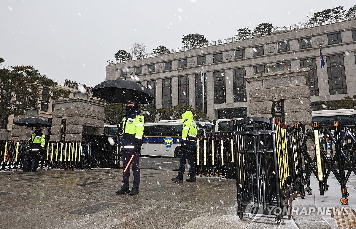 1月31日，在首尔钟路区宪法法院前，警员执勤。 韩联社