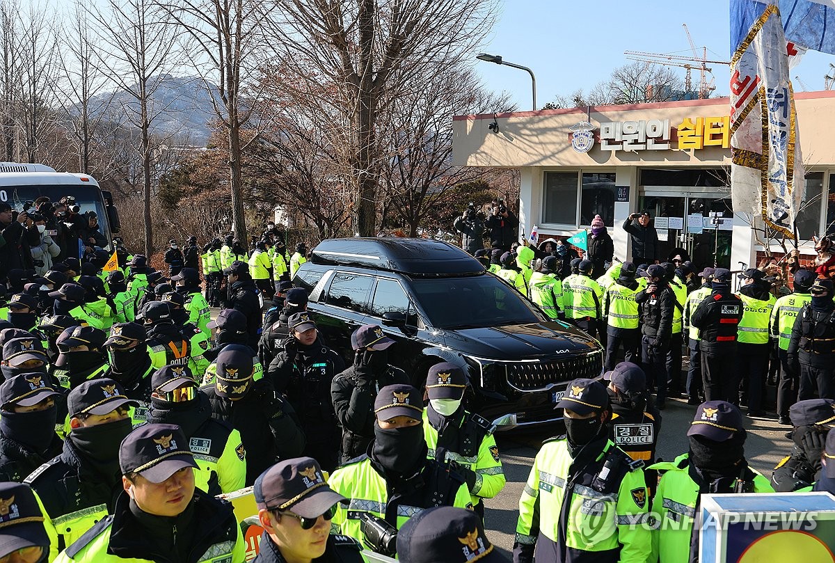 2月3日，在位于京畿道义王市的首尔看守所，执政党国民力量领导班子乘坐的车辆驶入看守所。 韩联社