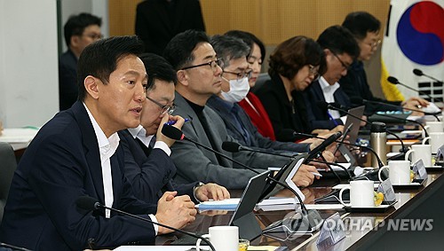 오세훈 서울시장은 국내 자본시장의 문제점을 지적하며, '박스피'와 '과세차별'의 감옥에서 투자자를 해방시켜야 한다고 강조했습니다. 그는 국민 자산 증식과 자본시장 활성화를 위해 장기 투자자에게 혜택을 제공하고, 배당소득 세율을 낮추며, 양도소득세 과세 차별을 없애야 한다고 주장했습니다.