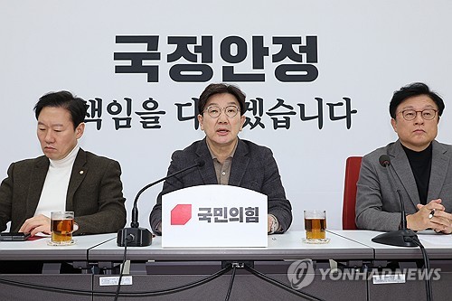 권성동 박찬대, 명태균특검법 관철하려 뇌피셜·망상소설 내놔