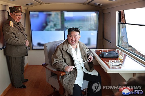 北, 신형 지대공미사일 시험 사격 실시…김정은 참관