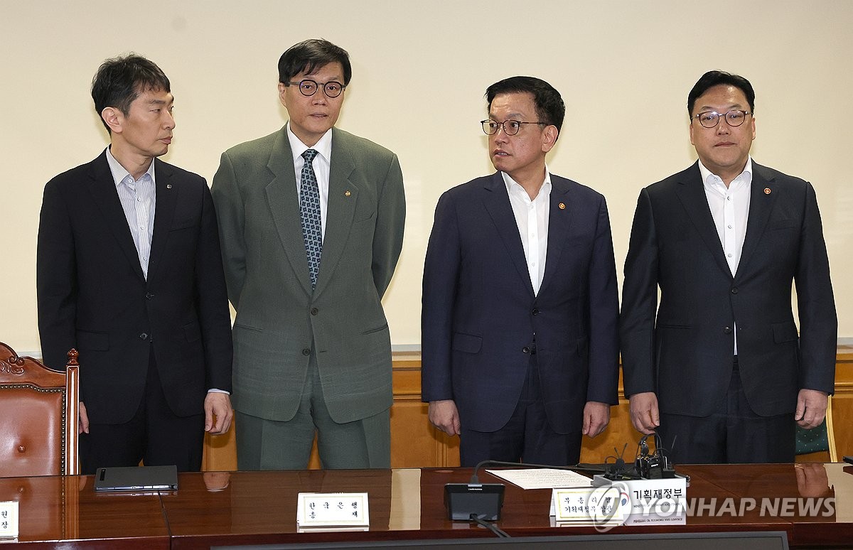 4月3日，在首尔中区的银行会馆，“宏观经济与金融问题会议”举行。图为金融监督院院长李卜铉（左起）、韩国银行行长李昌镛、经济副总理崔相穆、金融委员会委员长金秉焕与会。 韩联社