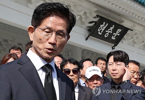 PPP presidential candidate pays respects to late presidents