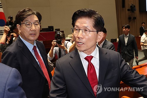 金文洙离场抗议