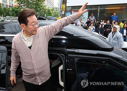 李在明向支持者致意