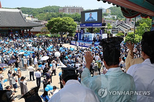(LEAD) Presidential rivals make last-ditch campaign push with election 2 days away
