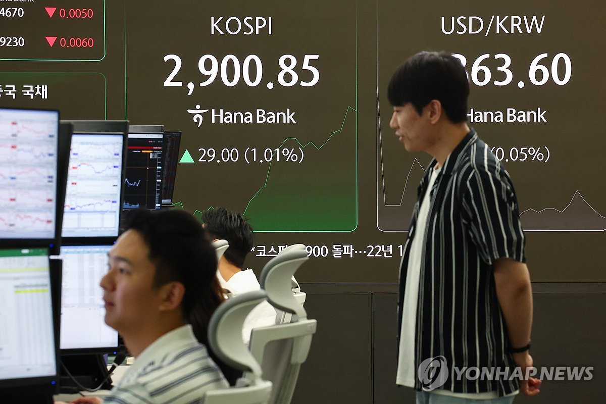 6月11日，在首尔中区的韩亚银行总部交易厅，电子屏显示KOSPI。 韩联社