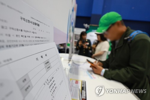 Over 60 pct of businesses prefer rehiring former employees: poll