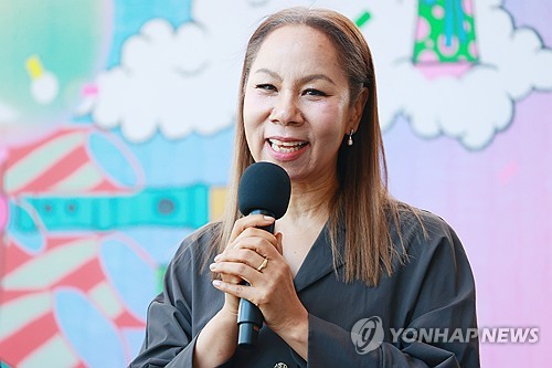 Insooni receiving award