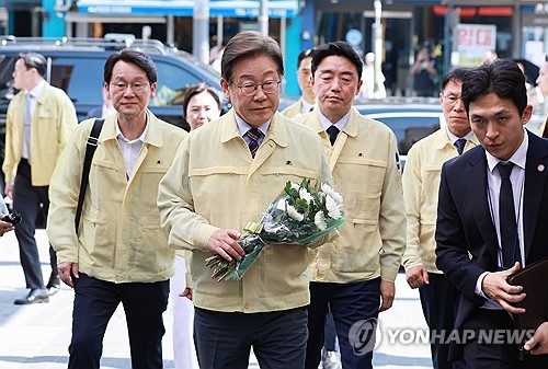 Lee to meet with bereaved families of social disaster victims this month