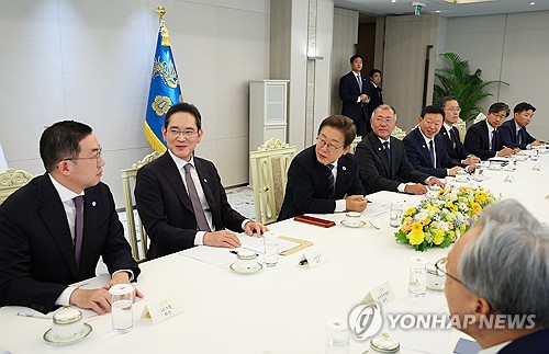 Lee holds meetings with heads of Hyundai Motor, LG