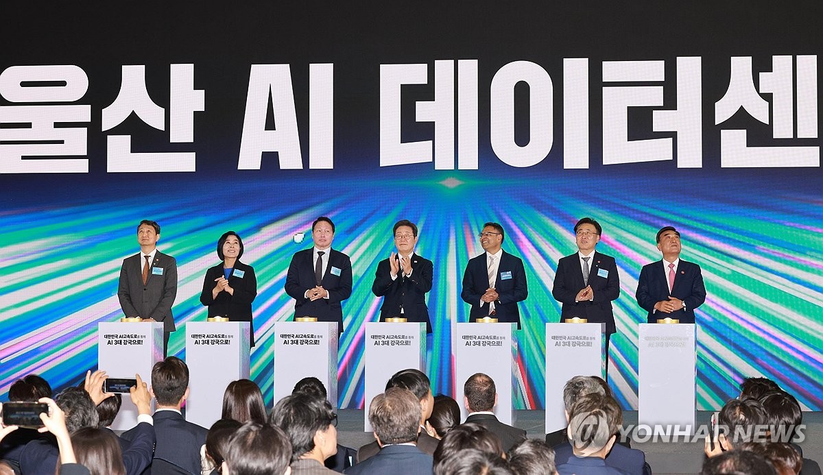6月20日，在蔚山市，蔚山人工智能（AI）数据中心成立仪式举行。产业通商资源部长官安德根（左起）、国会科学技术信息广播通信委员会委员长崔民熙、SK集团会长崔泰源、总统李在明、亚马逊云科技基础设施服务副总裁普拉萨德·卡利亚纳拉曼、科学技术信息通信部长官刘相任、蔚山市市长金斗谦等人士出席活动。 韩联社/总统室通讯摄影记者团
