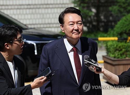 Ex-President Yoon attends 8th hearing of insurrection trial