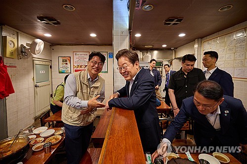 Lee's approval rating stands at 64 pct: poll