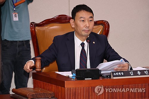 Rival parties in last-minute negotiations on revision of Commercial Act