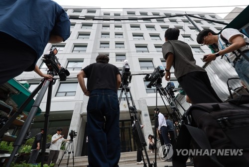 (LEAD) Special counsel team raids Sambu Construction in probe into ex-first lady
