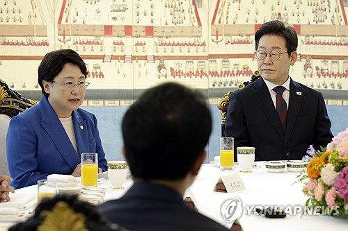 Lee meets with leaders of 5 minor political parties