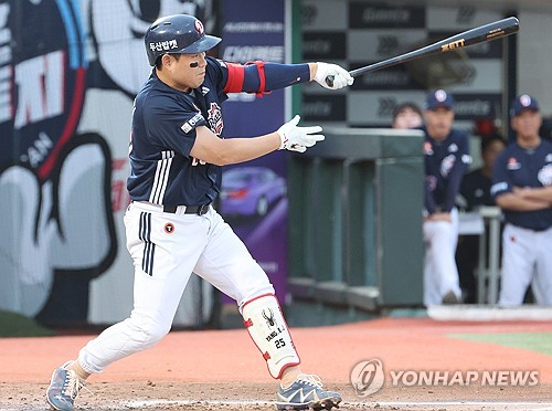 Hard-hitting catcher goes for record-tying 10th KBO Golden Glove
