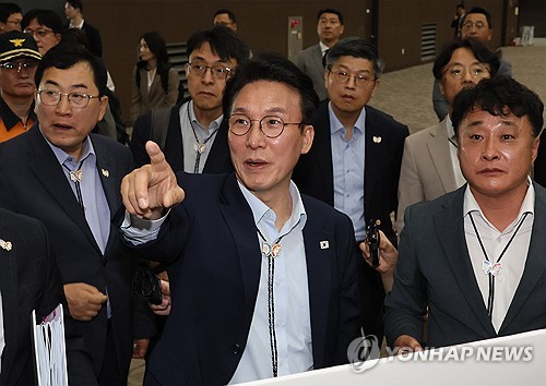 PM visits APEC summit venue to check preparations