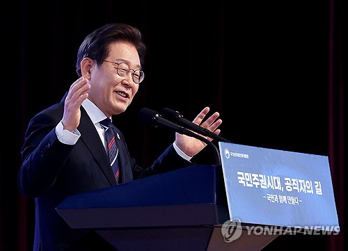 Lee's approval rating edges up to 64 pct