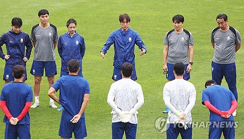 (LEAD) S. Korea coach tells players to relish rival match vs. Japan at E. Asian football tournament