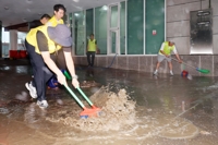 韩国多地迎强降雨 中南部雨势猛烈